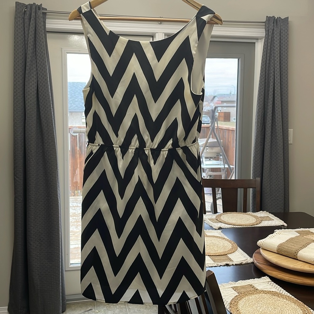 Everly black and white size M dress